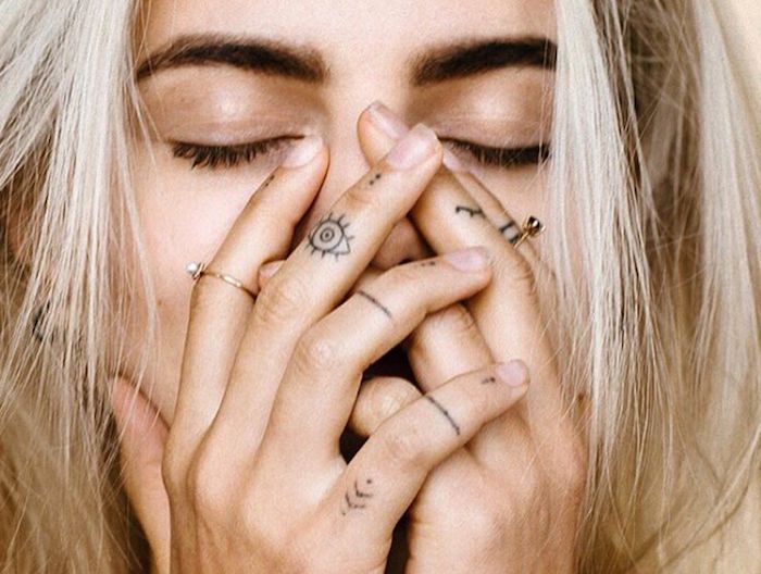 Kleine Tattoos an allen Fingern, Auge am Mittelfinger, Finger Tattoo Ideen für Frauen