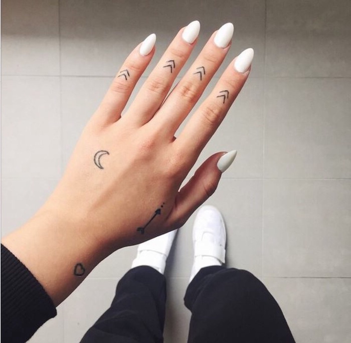 Kleine Tattoos an der Hand, Tattoo an jedem Finger, Mond Pfeil und Herz, weißer Nagellack