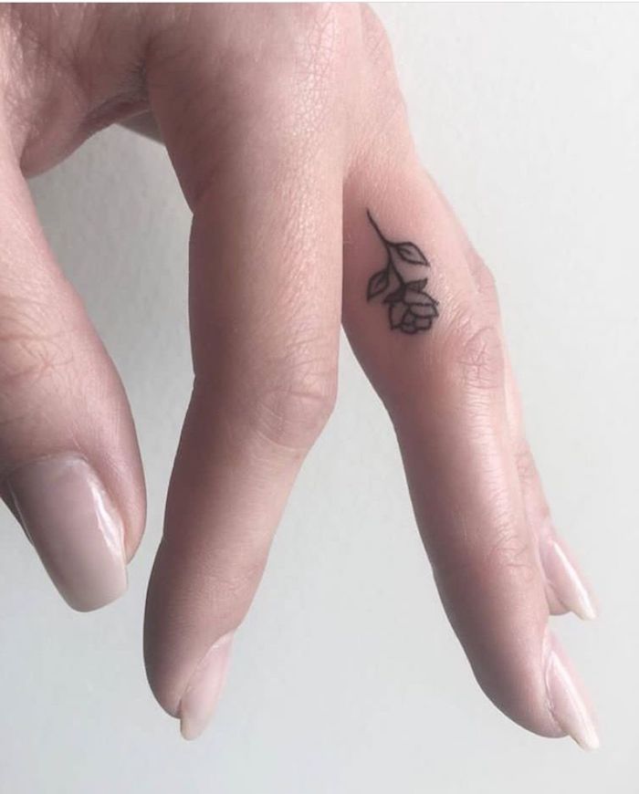 Kleines Blumen Tattoo am Mittelfinger, Rosen Tattoo Ideen, Tattoos für Frauen