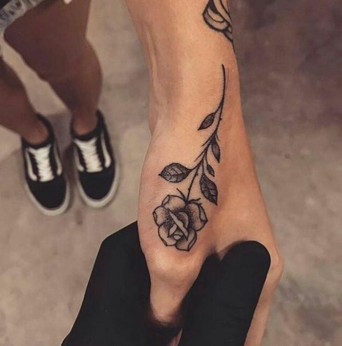 Rosen Tattoo an der Hand, Ideen für Tattoos für Frauen am Handgelenk