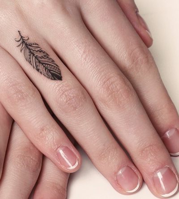 Feder Tattoo am Ringfinger, kleine Tattoo Motive für Frauen, französische Maniküre