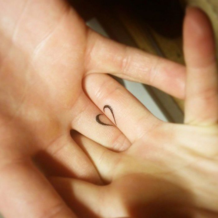 Ideen für Tattoos die sich ergänzen, kleines abgeteiltes Herz an Ringfingern