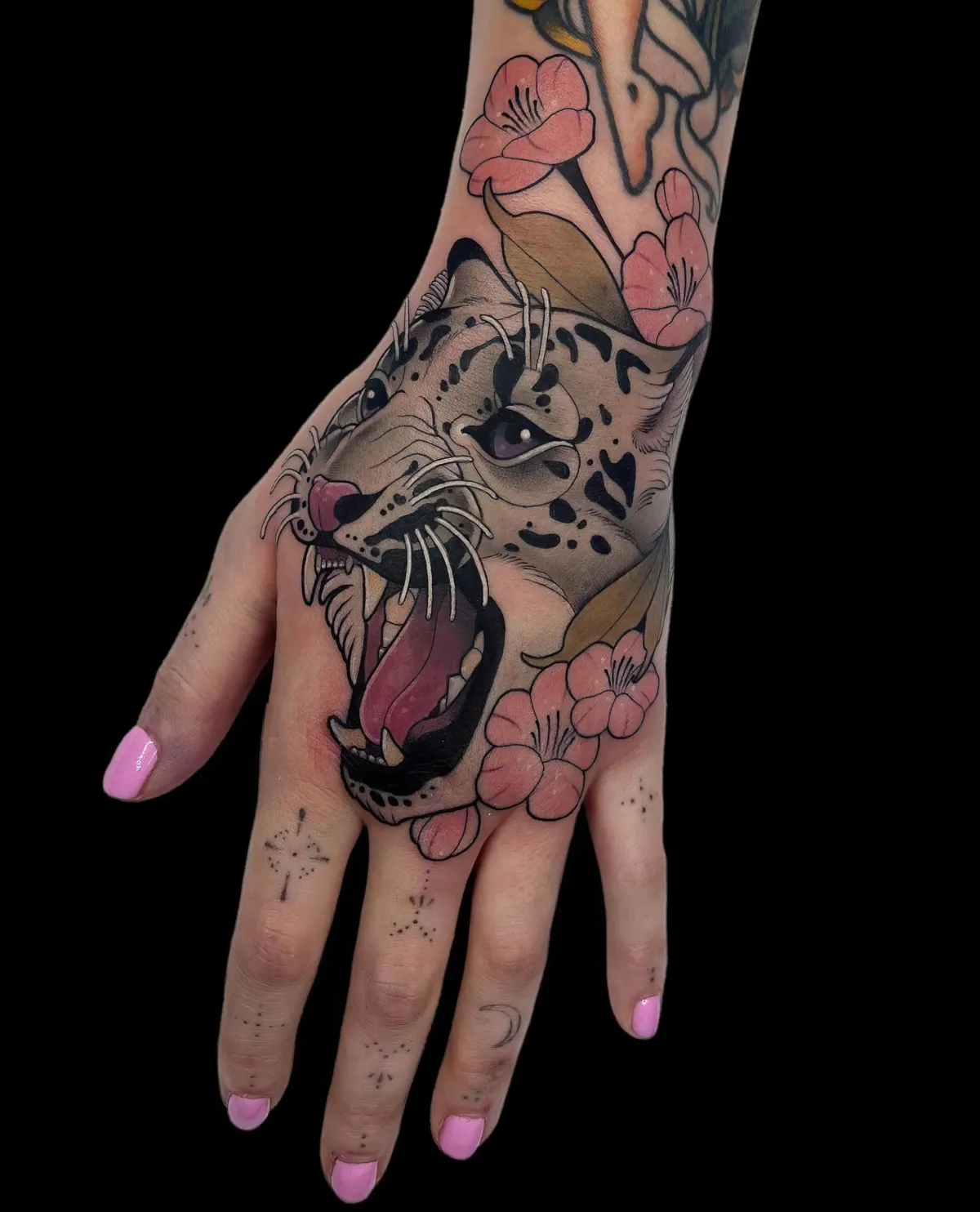 tiger tattoo mit blumen an der hand