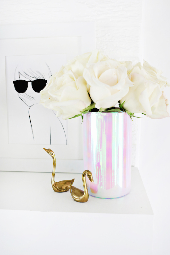 chrome vase tutorial, weiße rosen, kleine goldene figuren, tischdeko selber machen