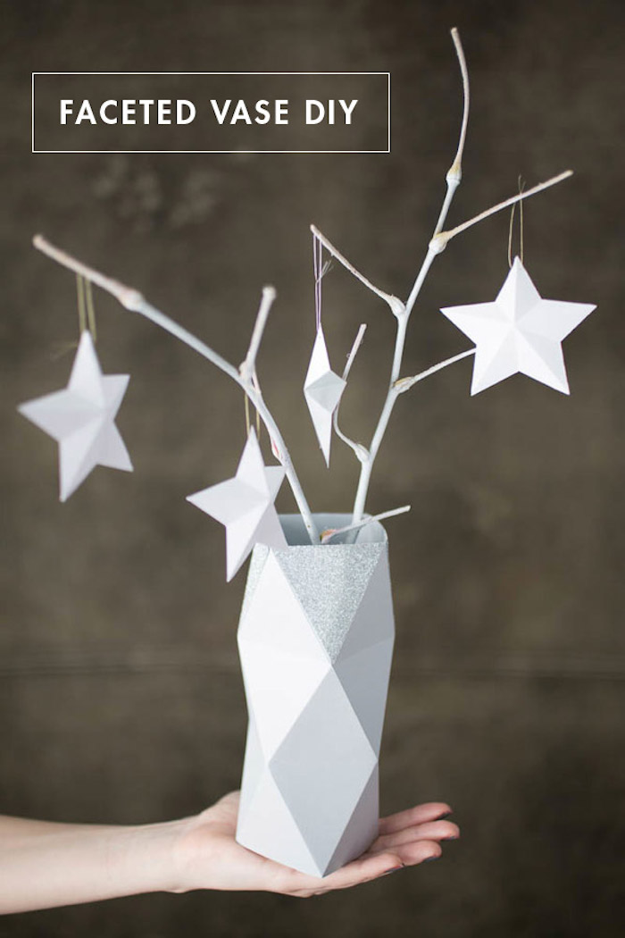 oigami vase aus weißem papier, diy anleitung, zweige mit sternen, tischdeko selber machen
