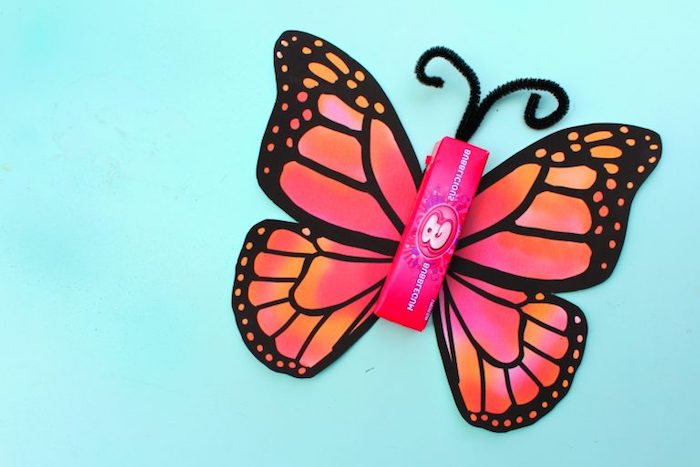 Kaugummi mit Schmetterlingsflügeln dekorieren, DIY Geschenkidee für Kinder