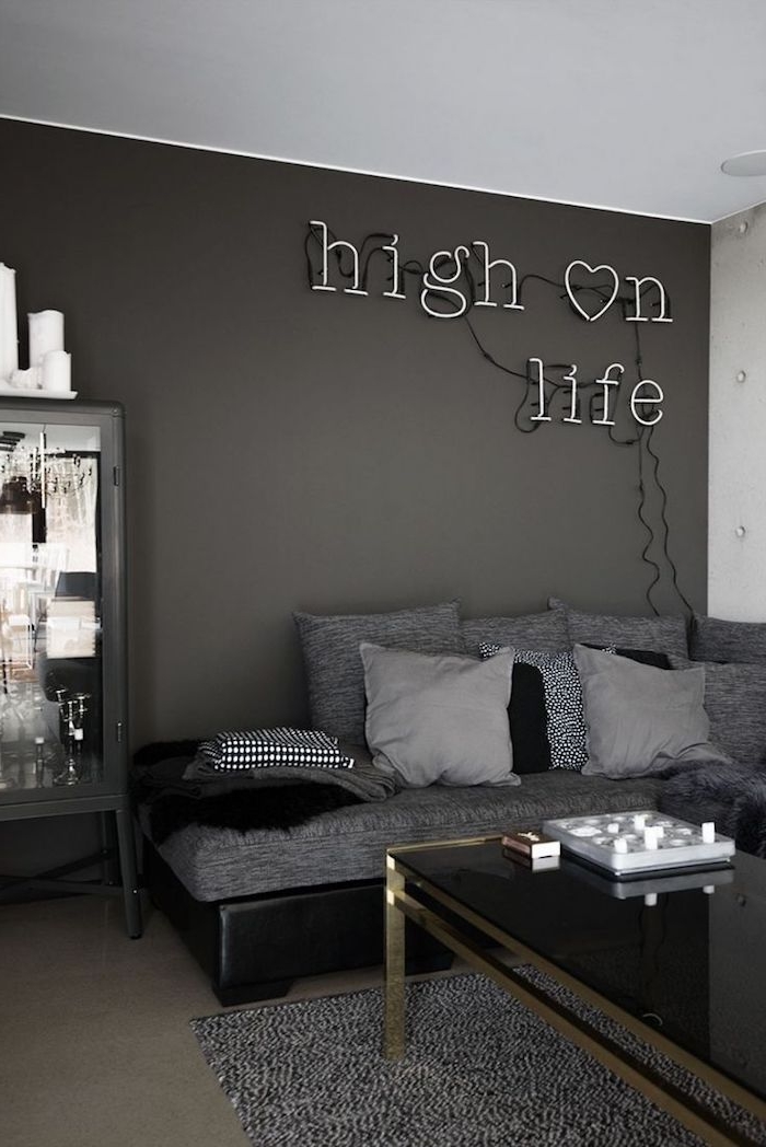 buchstaben lit led licht, wohnzimmer deko, wand grau streichen, langer kaffeetisch