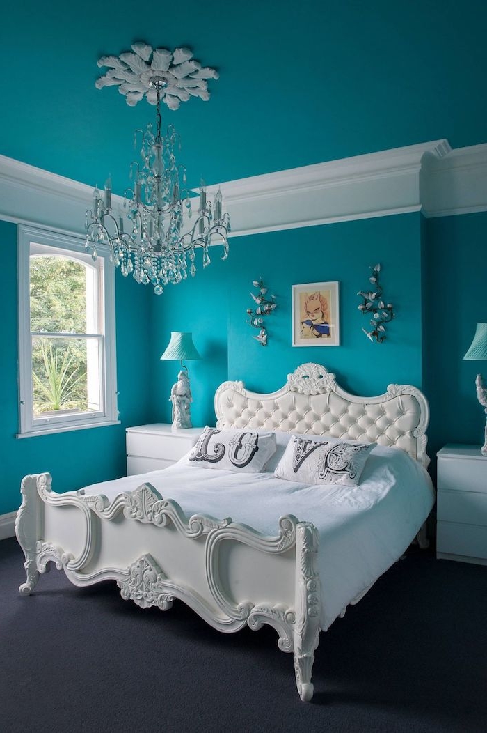 wandfarbe schlafzimmer, ein weißes bett mit einer weißen decke und mit zwei weißen kissen, wandfarbe blau, wandfarbe schlafzimmer