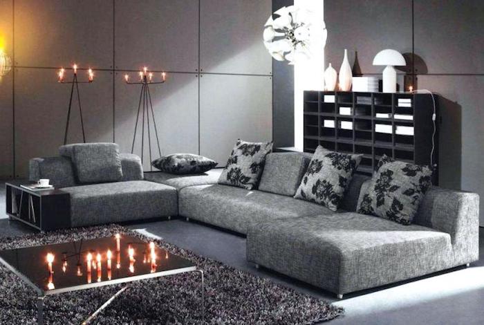 wandfarbe grautöne, großes sofa, dekokissen mit schwarzen blumen, runde pendelleuchte