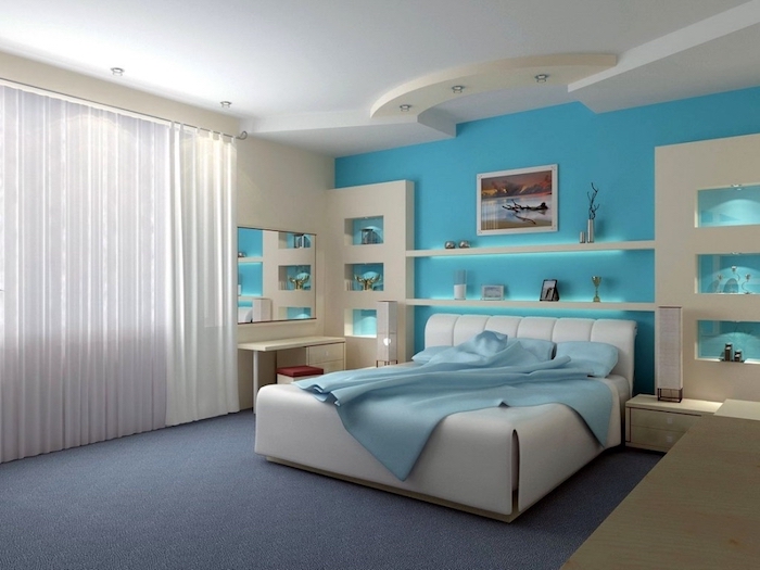 fenster mit einem weißen vorhang, ein blauer teppich und ein weißes bett mit einer blauen decke, schlafzimmer mit weißen und blauen wänden, wand farbig streichen