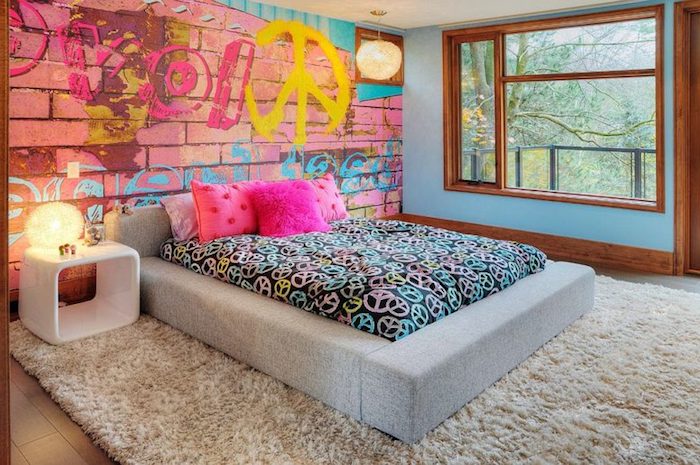 wandgestaltung jugendzimmer, rosa ziegelwand mit graffiti, beige teppich, dekokissen