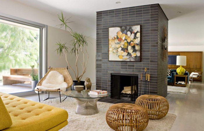 wandgestaltung wohnzimmer grau, kamin mit mosaik, wohnzimmer deko, gelbes sofa