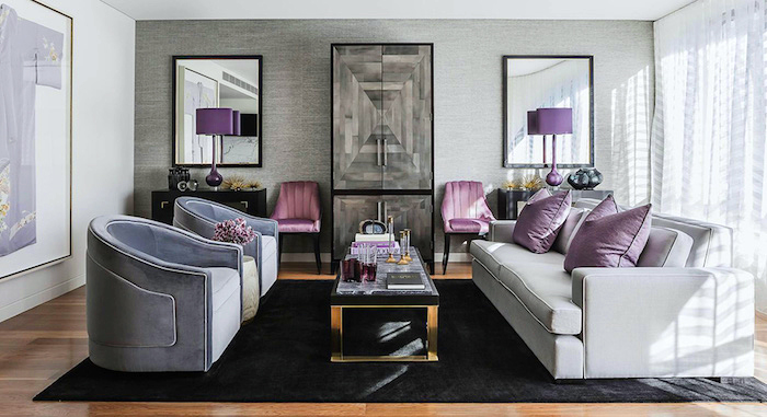 wandgestaltung wohnzimmer grau und lila, schwarzer teppich, lila dekokissen, zwei spiegel