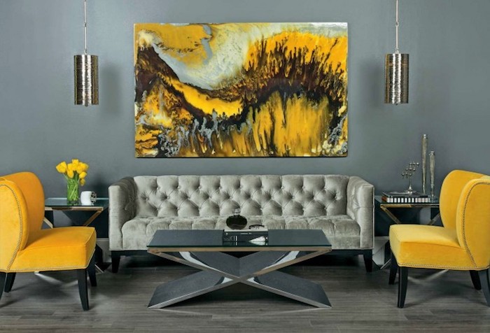 wandgestaltung wohnzimmer grau, zwei gelbe sessel, großes abstraktes bild, wandeko