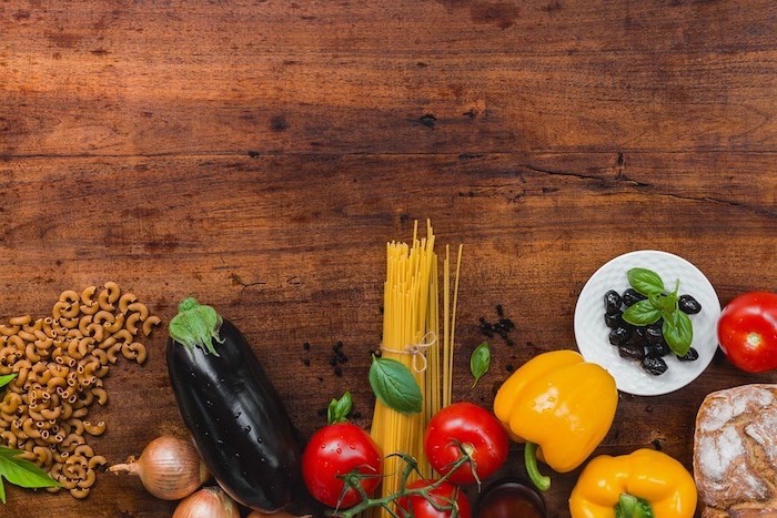 gesunder ernährungsplan, beispiel für gesunde nahrungsmittel, paprika, aubergine, spagetti, nudeln, vollkornprodukte, oliven, tomaten