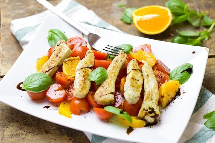 gesunder ernährungsplan, hähnchen mit salat, tomatensalat mit orangenstücken kombnieren, exotischer salat, basilikum gewürze