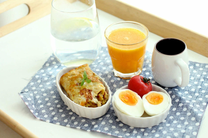 gute ernährung ideen, kleine portion zum frühstück genießen, eier mit tomate, eier omlett, frisches obstsaft und kaffee