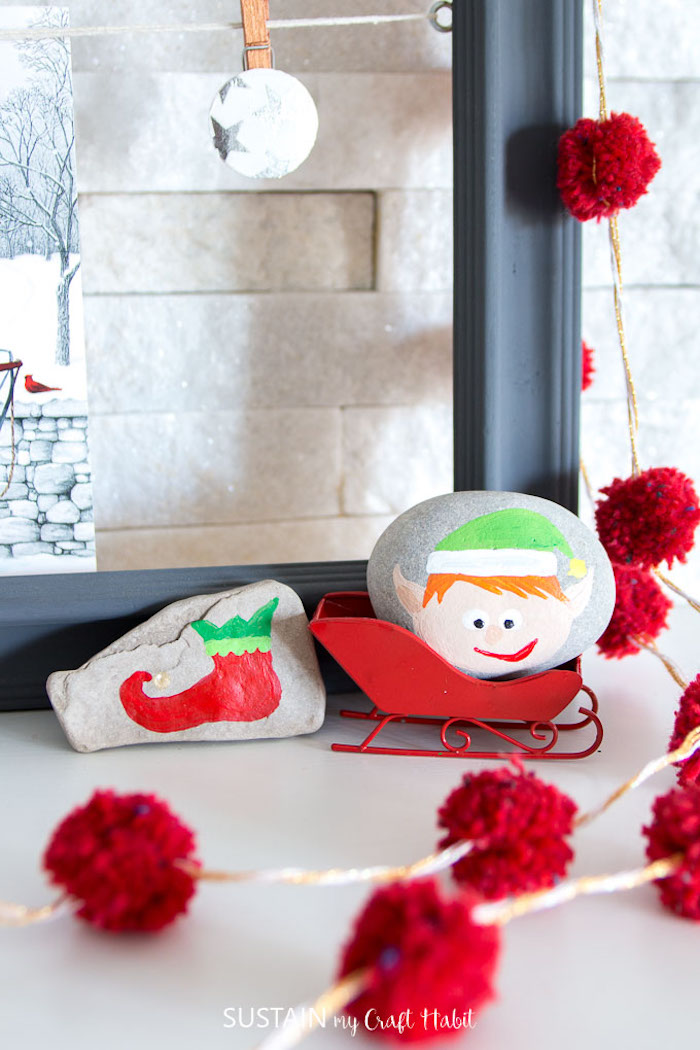DIY Idee für schöne Weihnachtsdeko, Elf und Weihnachtsstrumpf auf kleine Steine zeichnen