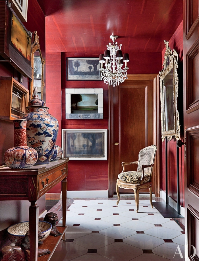 Bordeauxrote Wandfarbe, ein Barock Stuhl, ein Kronleuchter, ein Spiegel mit antiken Rahmen, welche Farbe passt zu Bordeauxrot