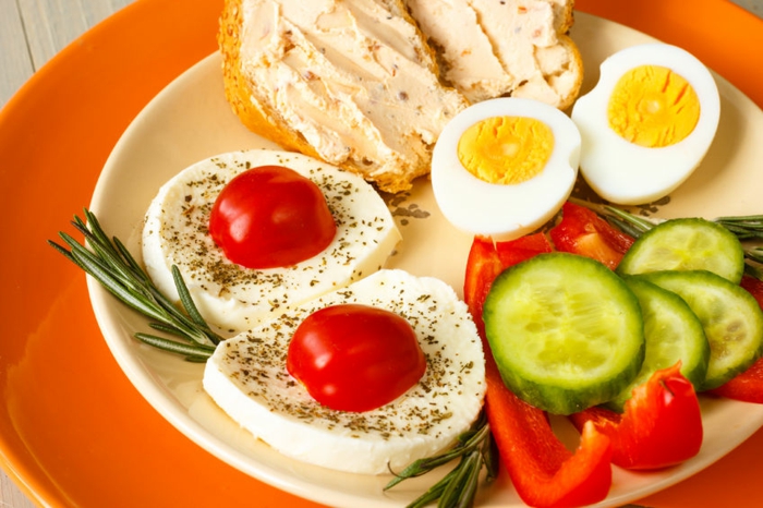 gesunder ernährungsplan, kaprese mit eier, gurken paprika und brot mit aufstrich, viele vitamine, wenige kalorien