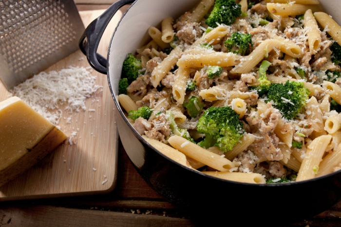 die richtige ernährung soll selbst gekocht sein, brokkoli mit nudeln und parmesan, leckeres rezept, vollkornpasta