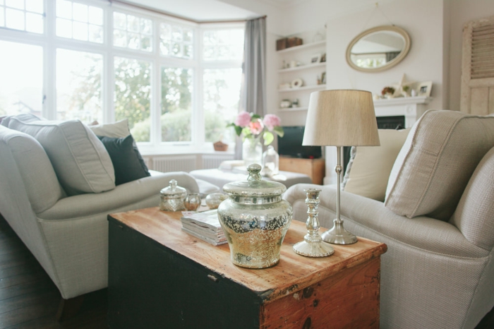 wohnzimmer landhausstil idee silberne deko wieder, graue sofas, stehlampe klein, spiegel an der wand
