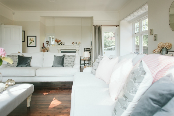 wohnzimmer landhausstil gestaltung in weiß, bunte kleine dekoartikel zur erfrischung, weißes sofa