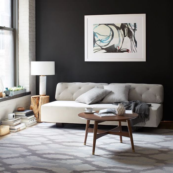 wohnzimmer grau weiß, schwarze wand, weißer sofa, teppich mit geometrischem muster