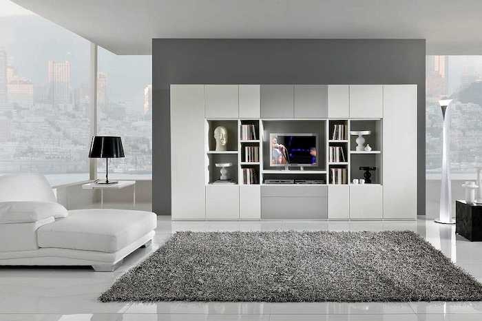 wohnzimmer grau weiß, weißer schrank mit regale, flauschier teppich, keramikfliesen als bodenbelag
