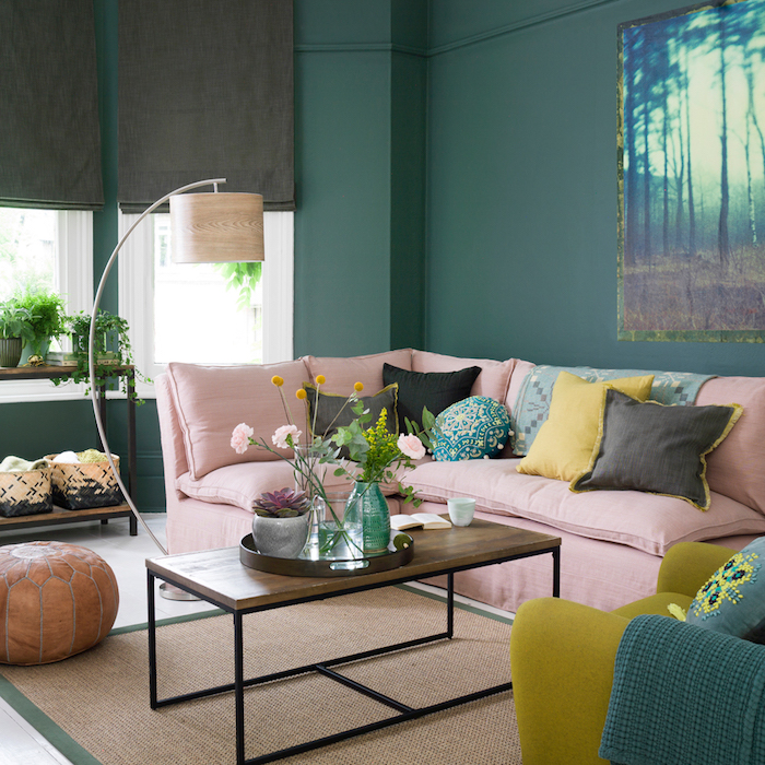 wohnzimmer ideen für kleine räume, grüne wände, rosa sofa, bunte dekokissen
