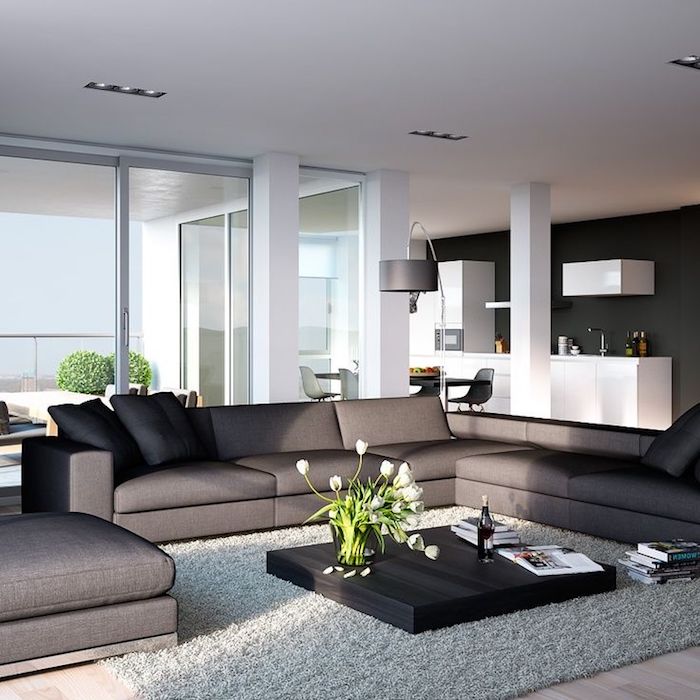 wohnzimmer ideen, graues schwarzes sofa, hohe lampe, kaffeetisch deko, weiße tulpen