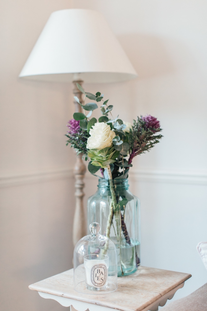 wohnzimmer im landhausstil dekorieren, eine große stehlampe, frische blumen in kreativer vase