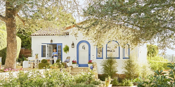 wohnzimmermöbel landhausstil, landhaus oder villa in der natur, genuß pur, weißes haus mit blauen elementen, schöner garten