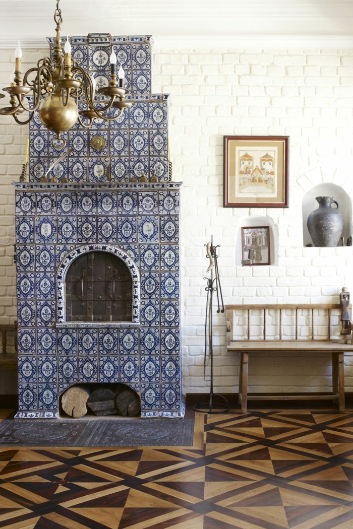 einzigartiges kamindesign in bau und weiß als mosaik, marokanischer stil, wohnzimmer deko idee, bild an der wand, schöne lüster