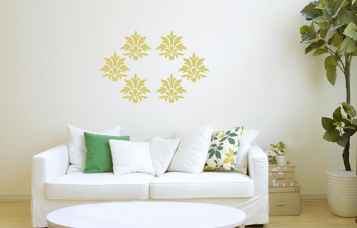 weiße wand mit gelben blumen, wohnzimmer einrichten, ein weißes sofa mit weißen und grünen kissen mit grünen blumen, gemütliche wohnzimmer farben