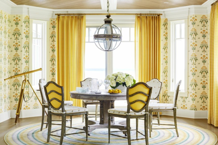 in gelber farbe das wohnzimmer dekorieren, eine schöne idee mit krasser farbe und bunte dessins, tisch mit stühlen in gelb