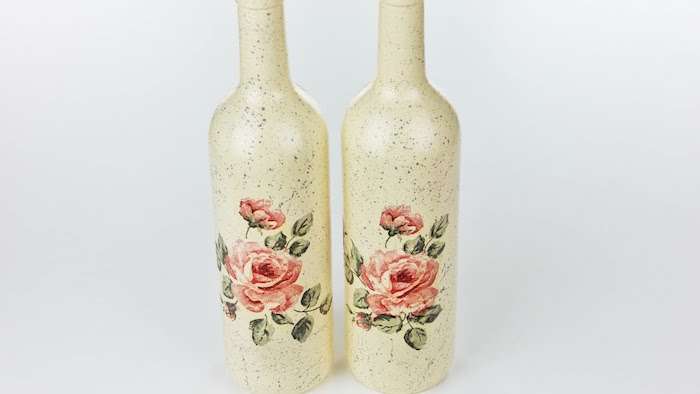 zwei weiße flaschen mit decoupage mit servietten mit roten rosen und grünen blättern, alte flaschen dekorieren