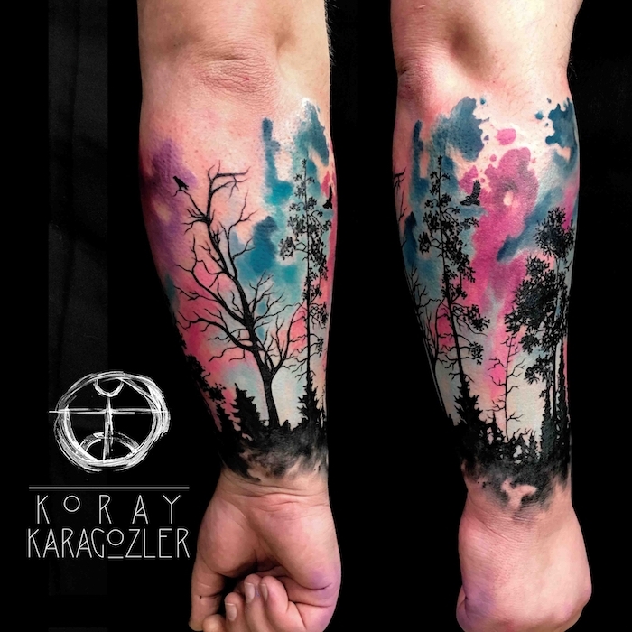 zwei hände mit großen watercolor tattoos mit einem schwarzen wald mit vielen schwarzen bäumen mit schwarzen blättern, tattoo watercolor ideen