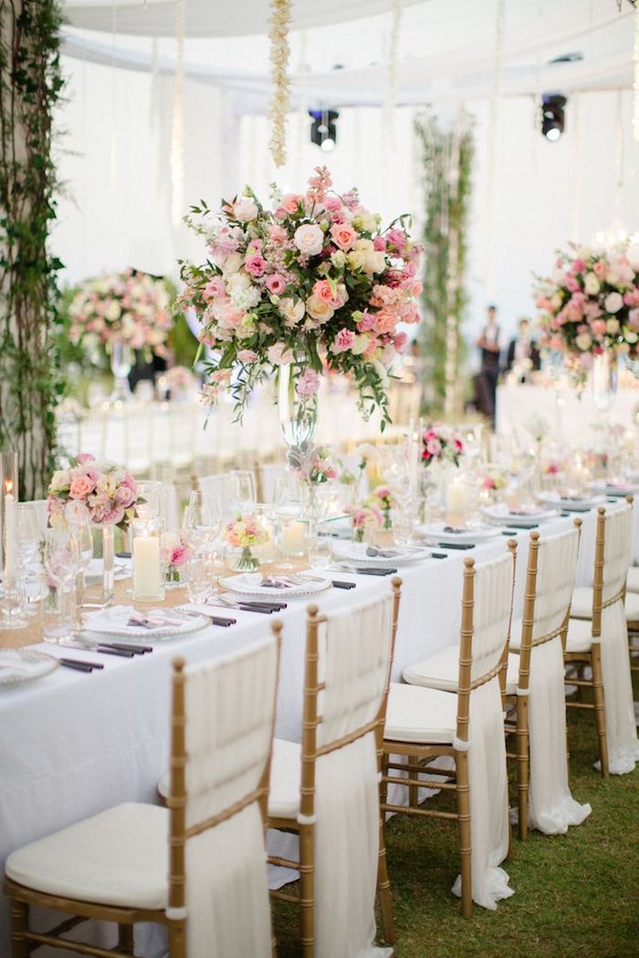 hochzeitsdeko tisch in weiß und hellrosa, langer tisch, große blumengestecke mit rosen