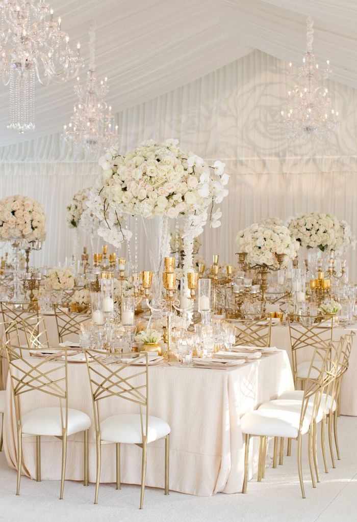 dekoration hochzeit in weiß und gold, große blumengestecke mit rosen, tischdecke aus satin