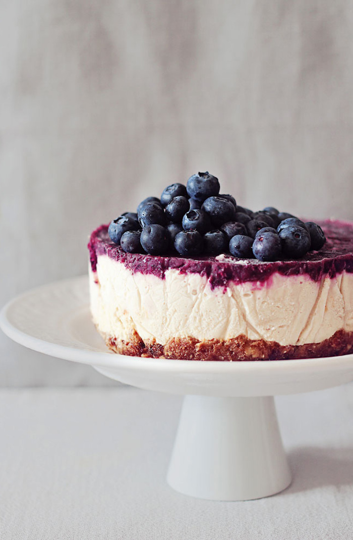 kuchen mit keksboden, escreme torte mit blaubeeren, weißes tortengestell, früchte