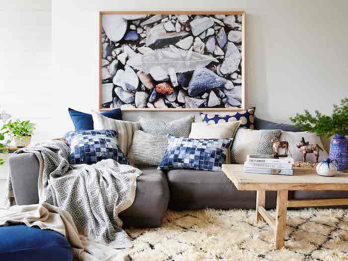 wandfarben ideen wohnzimmer, großes bild über dem sofa, viele dekokissen, flauschiger teppich