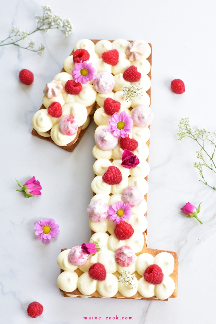 Schöne selbstgemachte Torte zum ersten Geburtstag, mit Vanillecreme und frischen Himbeeren