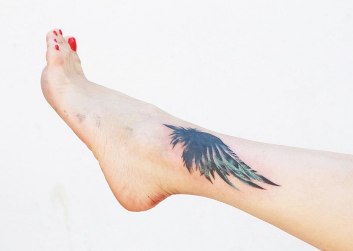 adler tattoo bedeutung, adlerflügel am bein, roter nagellack, kleines motiv, realitisch