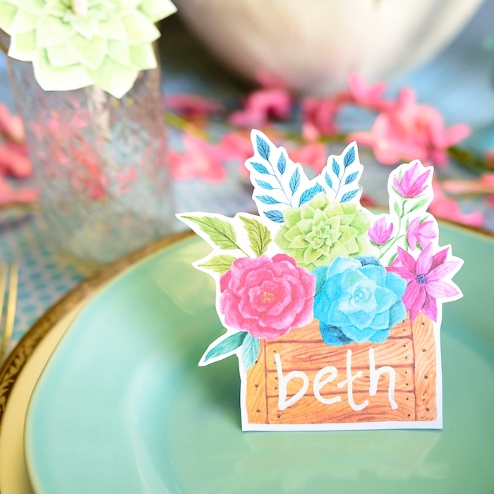 Schöne Tischkarte mit bunten Blumen auf grünem Teller, Platzkarte selbst ausdrucken und schneiden
