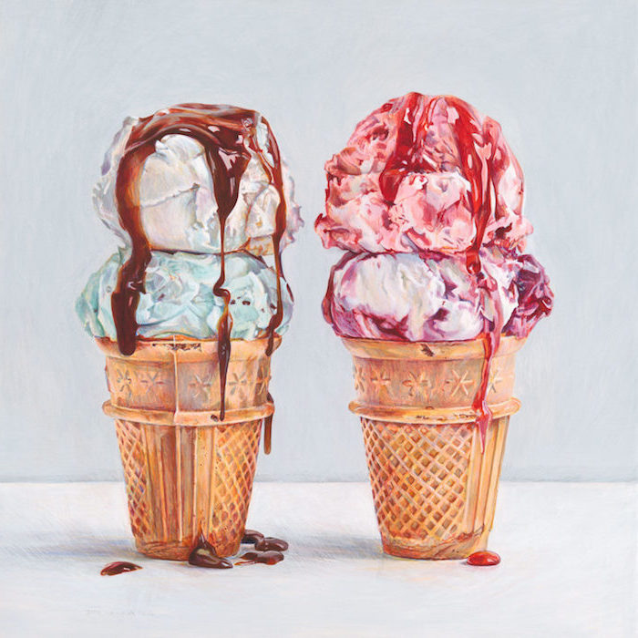 Eiscreme selber malen, mit Erdbeer- und Schokoladenglasur, zwei Waffeln, in jeder Waffel zwei Kugeln