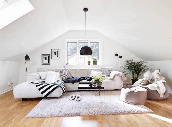 tapeten wohnzimmer modern ideen für eine dachgeschosswohnung, dachschräge, ecksofa, pflanze, bodenkissen, pantoffeln auf dem teppich