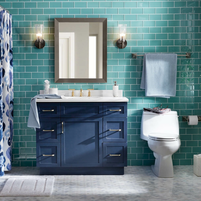 kleines Bad gestalten, blaue Fliesen, ein weißer Boden, ein Spiegel mit braunem Rahmen