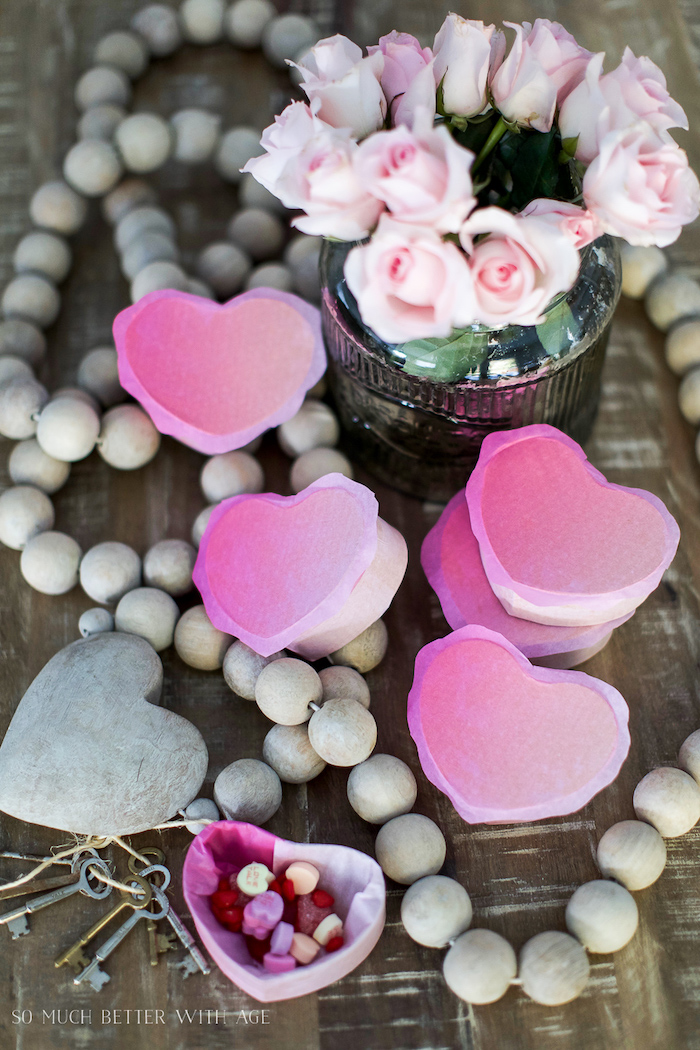 box basteln, vase mit rosen, viele schlüssel, kleine boxen in form von herzen dekoriert mit rosa seidenpapier