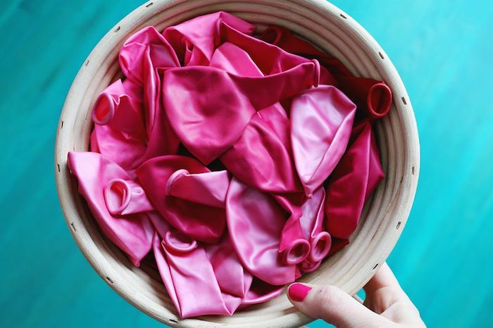 Rote und rosafarbene Ballons für Kindergeburtstag aufblasen, Deko Ideen für die perfekte Party